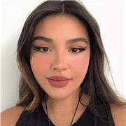 estudiante de último año ayuda a niños de 6 a 12 años con su tarea